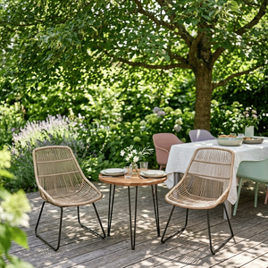 Conjunto de Bistro para Exteriores con Estructura de Acero y Cubierta de Teca, Sillas de Ratán Tejidas a Mano, Resistentes a los Rayos UV y a la Decoloración, para Jardín, Patio o Terraza - Product Image 1