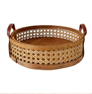 Bandeja redonda de mimbre con base de madera maciza resistente y asas de cuero, disponible a precios de mayorista. - Product Image 1