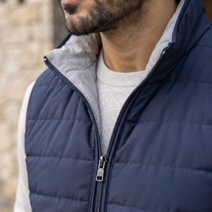 Gilet réversible fabriqué avec un tissu de haute qualité, design deux-en-un, construction légère, coupe confortable, poches fonctionnelles - Product Image 5