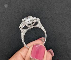 แหวนหมั้นเพชรโมอิสซาไนต์สามเม็ด ทองคำขาว/ทองเหลือง/ทองชมพู 14K แท้ น้ำหนัก 3.70 กะรัต ทรงเรเดียนท์คัท แบบวินเทจ ประดับเพชรแบบหนามเตย สำหรับผู้หญิง - Product Image 5