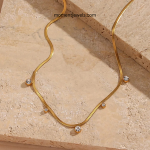 Collier en acier inoxydable plaqué or 18 carats avec pendentif géométrique en zircon et chaîne serpent pour femme, idéal pour les soirées - Product Image 5