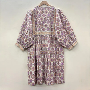 เดรสสั้นทรงทูนิค คอวี แขนสามส่วน แต่งระบายลูกไม้ ลายพิมพ์ดอกไม้ด้วยมือบนผ้าฝ้ายเป็นมิตรต่อสิ่งแวดล้อม ซักได้ สไตล์วินเทจ เหมาะสำหรับโอกาสพิเศษ - Product Image 4