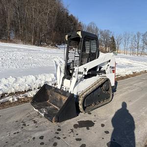Chargeuse compacte sur chenilles Bobcat T550 haute performance, construction de qualité supérieure, moteur diesel robuste, système de pompe hydraulique et boîte de vitesses - Product Image 1