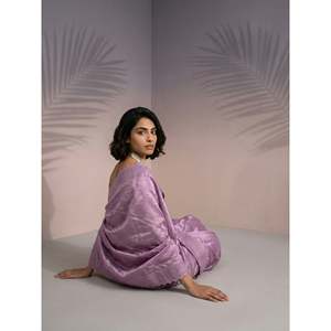 Sari léger et festif en soie pure framboise pour femme, avec imprimé dessin animé, bordure à sequins et travail Leheriya, et chemisier long assorti – Collection Elite Weaves - Product Image 3