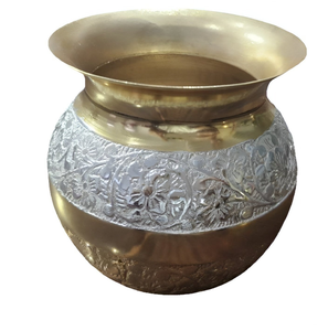 Recipiente kalash de latón grabado de estilo antiguo, decorado con campanas metálicas colgantes, disponible a precios de mayorista. - Product Image 5