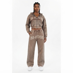 Conjunto de chándal de dos piezas para mujer: Sudadera con capucha corta con cremallera y detalles de pedrería con lavado ácido y pantalones de chándal de pierna ancha - Product Image 1