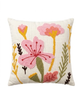Funda de Cojín Decorativa con Diseño Floral de Prado, Hecha a Mano con Bordado Texturizado - Product Image 4