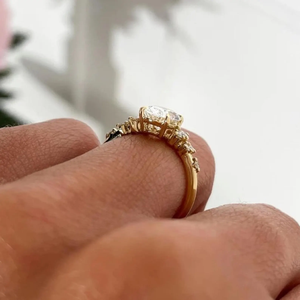 แหวนหมั้นมอสซาไนต์ทรงรีประดับเพชรทรงดอกไม้ด้านข้าง แหวนทอง 14K แหวนแต่งงานดีไซน์เรียบหรูที่ได้รับแรงบันดาลใจจากธรรมชาติ - Product Image 4