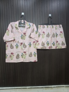 เสื้อครอปและกางเกงขาสั้นลายดอกไม้ ผ้าฝ้ายออร์แกนิค 100% ระบายอากาศได้ดี นุ่มพิเศษ เซ็กซี่ สวมใส่สบาย - Product Image 5