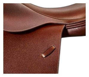 Silla de montar inglesa de cuero genuino marrón para doma y salto, de contacto estrecho, con armazón de plástico - Product Image 4