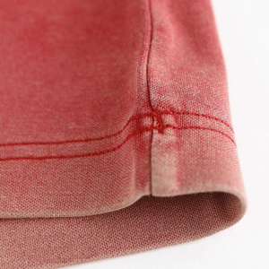 T-shirt en maille rouge à manches courtes pour homme, col rond, coupe classique, couleur unie, style décontracté, avec logo personnalisé, idéal pour l'été – Vente en gros - Product Image 6