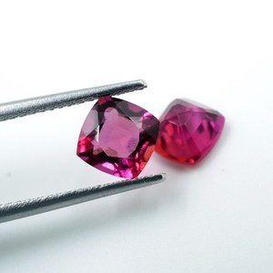 พลอยเบรลสีชมพูแดงสังเคราะห์จาก HAYAAT GEMS คู่หนึ่ง น้ำหนัก 2.10 กะรัต รูปทรงคุชชั่น 2 เม็ด สำหรับทำเครื่องประดับ - Product Image 2