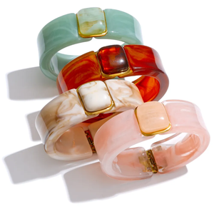 Brazalete Ancho y Redondo de Resina Transparente Amarilla con Diseño Floral y Lucite, Corte Princesa, Marca SOFIYA CRAFT, Regalo Moderno para Mujer, Certificado por Terceros - Product Image 4