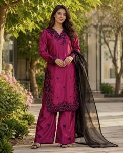 Salwar Kameez Tradicional para Mujer en Rayón Color Granate con Bordado Negro, Largo hasta el Tobillo, Corte Regular, Estilo Indio-Pakistaní, Ropa Casual - Product Image 4