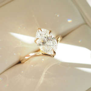 Bague solitaire minimaliste en or jaune 14 carats avec diamant de laboratoire certifié IGI, taille ovale 2 carats, 2 mm, idéale pour fiançailles, mariage ou anniversaire - Product Image 4