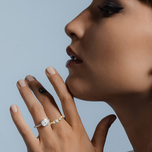 Anillo de tres piedras con diamantes talla trillón y talla redonda engastados en bisel - Product Image 4