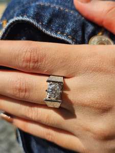 แหวนหมั้นเพชรเม็ดเดี่ยว 2.02 กะรัต เพาะเลี้ยงในห้องปฏิบัติการ ทองคำแท้ 14K รับรองโดย IGI แหวนแต่งงานผู้ชายแบบวงกว้างหรูหรา - Product Image 2