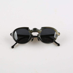 Gafas de sol con montura de cuerno diseñadas para usuarios audaces y seguros de sí mismos que aprecian materiales finos y exclusivos. - Product Image 1