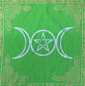 Housse de table d'alter spirituelle en coton, motif Pentagramme Triple Lune, multicolore, pour spreads de tarot, par Indian Consigners - Product Image 4