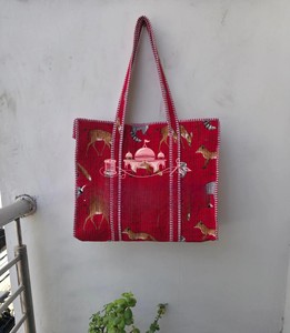 Bolso Tote de Algodón Acolchado Rojo de Alta Calidad Hecho a Mano para Mujer con Cremallera, Estampados de Vida Silvestre, Asas Rayadas, Ecológico y Espacioso - Product Image 2