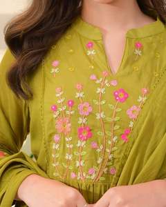 Ensemble coordonné élégant en coton avec de riches broderies sur les manches du kurti et le dupatta - Product Image 2