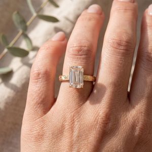 Anillo de compromiso de oro amarillo de 14 quilates con diamante de laboratorio de corte esmeralda alargado de 3.5 quilates, anillo Art Deco con banda grabada estilo antiguo - Product Image 6