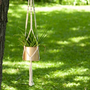 Colgador de plantas de macramé bohemio con borlas para uso en interiores y exteriores - Product Image 3