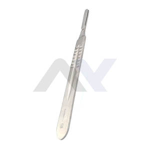 100 Cuchillas de Bisturí de Acero al Carbono Estériles # 23 con 1 mango para bisturí # Juego de 4 Cuchillas Quirúrgicas Premium y Mango para Precisión - Product Image 1