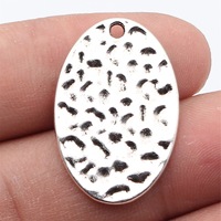 Colgante ovalado martillado con hoyuelos 30x20mm de aleación de zinc plateado envejecido para diario, cinta o marcapáginas