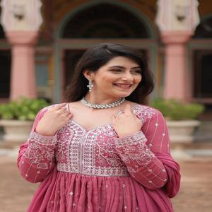 VASTRA COTTAGE Kurti en Faux Georgette Brodé avec Plazzo et Dupatta Assorti, Ornés de Paillettes et de Broderies, Tenue Ethnique de Soirée pour Femme - Product Image 4