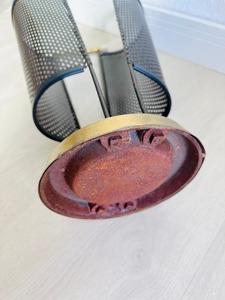 Paragüero de doble cara en metal negro con dos compartimentos, ideal para hoteles, oficinas, cafeterías y entradas de alto tráfico. - Product Image 6