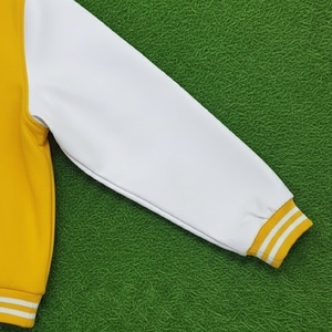 เสื้อแจ็คเก็ตวาร์ซิตี้แบบกำหนดเองสำหรับผู้ชาย Kandari Sports สีเหลืองขาว ปักลายตัวอักษรแบบ Letterman  ผ้าขนสัตว์ผสมโพลีเอสเตอร์ เสื้อโค้ทฤดูหนาว - Product Image 3