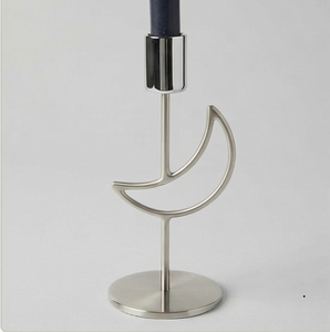Candelero de Metal Plateado con Forma de Luna Creciente para Velas Cónicas, Decoración del Hogar - Product Image 1
