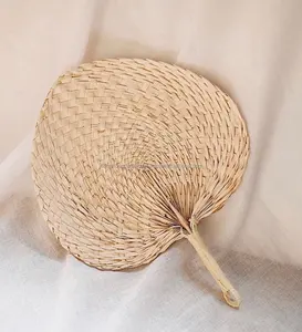 Best Selling Hearted Bamboe Hand Ventilator Groothandel 100% Milieuvriendelijke Herbruikbare Raffia Hand Fan