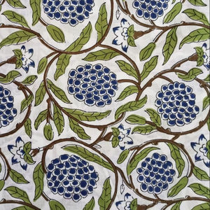 Tela de algodón estampada a mano con motivos de bayas azules – Material floral de Jaipur - Product Image 3