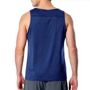 Camiseta sin mangas de corte moderno para hombre, diseñada para un estilo casual urbano, con tela suave, ajuste cómodo y calidad duradera. - Product Image 2