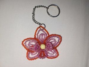 Porte-clés brodé perlé de créateur, fait main, décoratif, avec perles artistiques et détails brodés pour sacs - Product Image 1