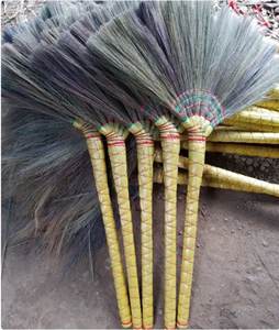 Balai à herbe d'intérieur de 40 pouces avec manche en bambou pour le nettoyage des sols - Outil de balayage artisanal unique - Product Image 2