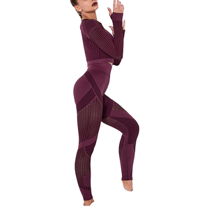 Ensemble de yoga côtelé violet, legging taille haute longueur intégrale avec empiècements en maille et haut à manches longues, tenue de sport deux pièces sans couture - Product Image 1