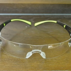 Gafas de Seguridad Ligeras SF401AF con Marco de PVC y Lentes Transparentes con Revestimiento Antirrayaduras, Hechas en Taiwán - Product Image 1