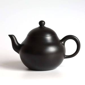 Tetera Negra Mate con Boquilla de Vertido Suave, Asa de Agarre Cómodo, Cuerpo que Retiene el Calor, Perfecta para Servir Té de Forma Moderna - Product Image 1