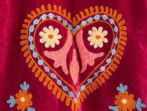Chaqueta de terciopelo rojo artesanal para mujer con bordado a mano de corazón vibrante estilo Suzani, abrigo kimono reversible de estilo bohemio chic con apertura frontal. - Product Image 2