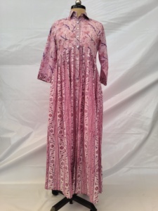 Vestido Maxi de Algodón con Estampado de Flores Rosadas para Mujer, Cuello Camisero, Botones al Frente, Cintura Plizada, Estilo Casual y Moderno - Product Image 2