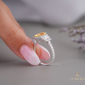 Bague de fiançailles en diamant jaune de laboratoire fantaisie avec pierres latérales trapézoïdales, plaqué or 18 carats, certifiée IGI, bijoux de luxe pour mariée - Product Image 3