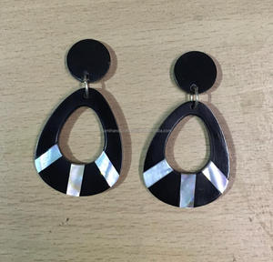 Boucles d'oreilles en résine faites à la main Nouvelle conception de pendentif classique à la mode pour les mariages - Product Image 4