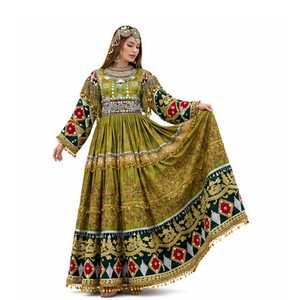 Robe de mariée longue brodée style bohème afghane Kuchi, col en V, manches longues, coupe trapèze, grande taille, motif vert, rouge et doré - Product Image 4