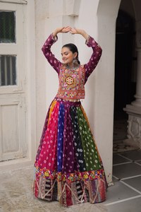 Ensemble Lehenga Choli en Georgette Premium pour Femmes avec Broderie Kutchi Gamthi, Design d'Inspiration Vintage et Jupe Évasée de 5 Mètres - Product Image 3
