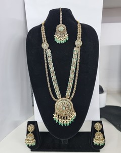 Collier long élégant superposé en or plaqué antique, style ethnique Kundan, avec perles Jhumkas et Tikka, idéal pour les fêtes et les fiançailles - Product Image 4