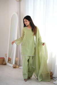 Conjunto de salwar con forro de algodón y seda, completamente cosido, con borde de encaje elegante y dupatta de 2.2 metros, traje étnico para festivales y fiestas. - Product Image 3