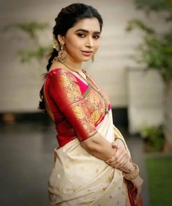 Sari Tradicional Indio de Seda Rojo y Crema Estilo Banarasi con Borde Dorado para Bodas, Sari Largo Hasta el Suelo para Mujer - Product Image 3